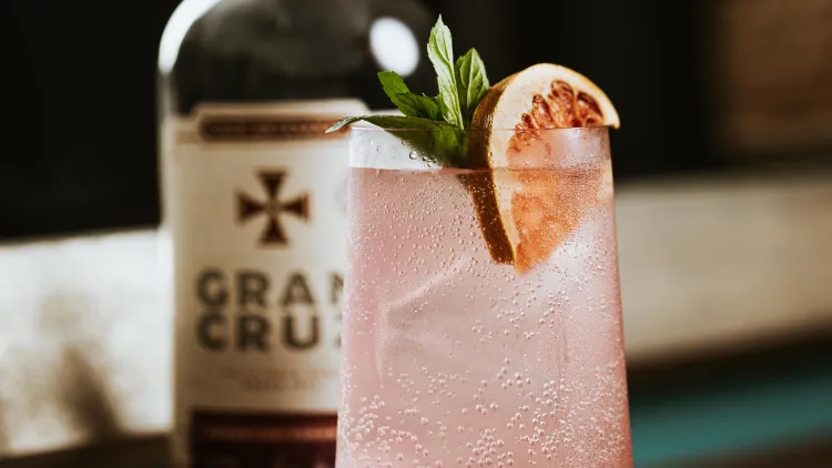 Coctel refrescante con pisco para disfrutar verano